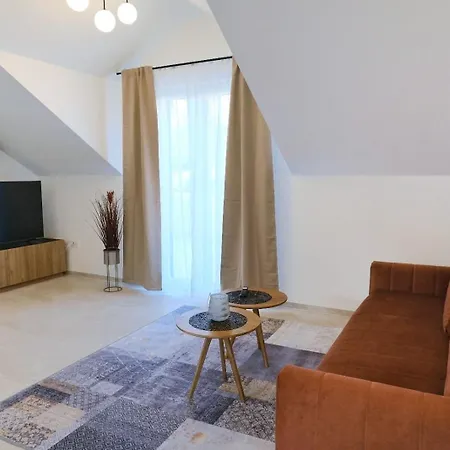 Janie - With Pool Apartment